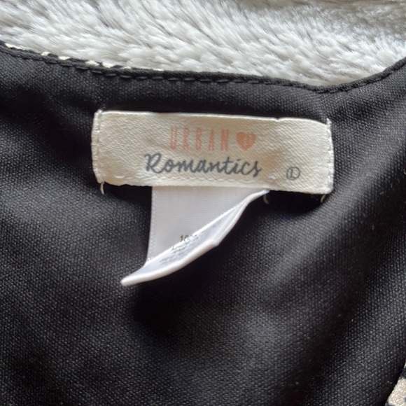 NWOT Urban Romantics Cropped Top - Picture 2 of 5